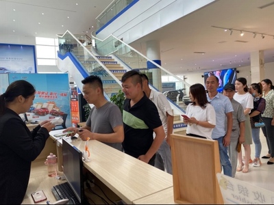 吉利豪越一車難求，工廠連夜發車仍供不應求